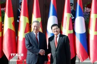 Tổng Bí thư, Chủ tịch nước Lào Thongloun Sisoulith đón Tổng Bí thư Tô Lâm. (Ảnh: Thống Nhất/TTXVN)