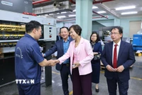 Tổng Giám đốc Thông tấn xã Việt Nam Vũ Việt Trang chúc Tết cán bộ, công nhân Công ty TNHH MTV In và Thương mại TTXVN. (Ảnh: Minh Đức/TTXVN)