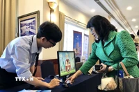 Doanh nghiệp du lịch giới thiệu sản phẩm, dịch vụ ứng dụng công nghệ tại sự kiện kết nối phát triển du lịch giai đoạn 2025-2030. (Ảnh: Mỹ Phương/TTXVN)