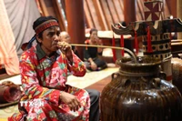 Trong các nghi lễ của người Ê Đê, chiếc ché không chỉ chứa đựng rượu cần mà còn được coi là nơi trú ngụ của các vị thần linh. (Ảnh: Tuấn Anh/ TTXVN)