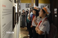 Học sinh tham quan triển lãm về cuộc đời vua Hàm Nghi. (Ảnh: Văn Dũng/TTXVN)