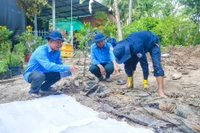 Đội K91 thực hiện nhiệm vụ tìm kiếm hài cốt liệt sỹ trên địa bàn xã Phú Hựu, tỉnh Đồng Tháp. (Ảnh: TTXVN phát)