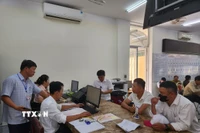 Dù gặp nhiều khó khăn trong quá trình vận hành mô hình chính quyền mới, Trung tâm Hành chính công phường Phong Điền vẫn giải quyết, trả kết quả hồ sơ thủ tục đúng thời hạn cho người dân. (Ảnh: Mai Trang/TTXVN)