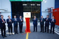 Thủ tướng Phạm Minh Chính và các đại biểu dự Lễ khánh thành Nhà máy Điện khí LNG Nhơn Trạch 3 và 4 và thực hiện nghi thức gắn biển Công trình chào mừng Đại hội XIV của Đảng. (Ảnh: Dương Giang/TTXVN)