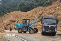 Mặt đường đèo Khánh Lê đã cơ bản được dọn dẹp thông thoáng hai làn xe. (Ảnh: TTXVN phát)