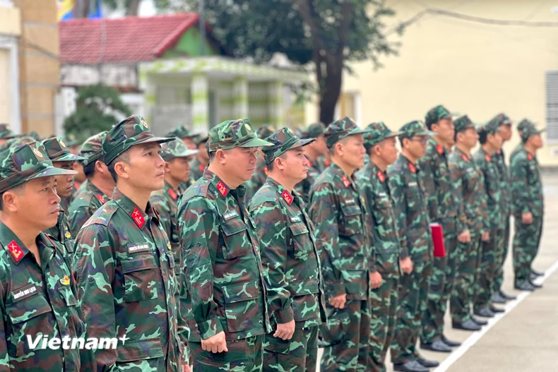 Cán bộ, chiến sỹ Bộ Chỉ huy quân sự thành phố Đà Nẵng sẵn sàng lên đường thực hiện nhiệm vụ giúp Nhân dân dựng lại nhà cửa. (Ảnh: Thanh Phong/Vietnam+)