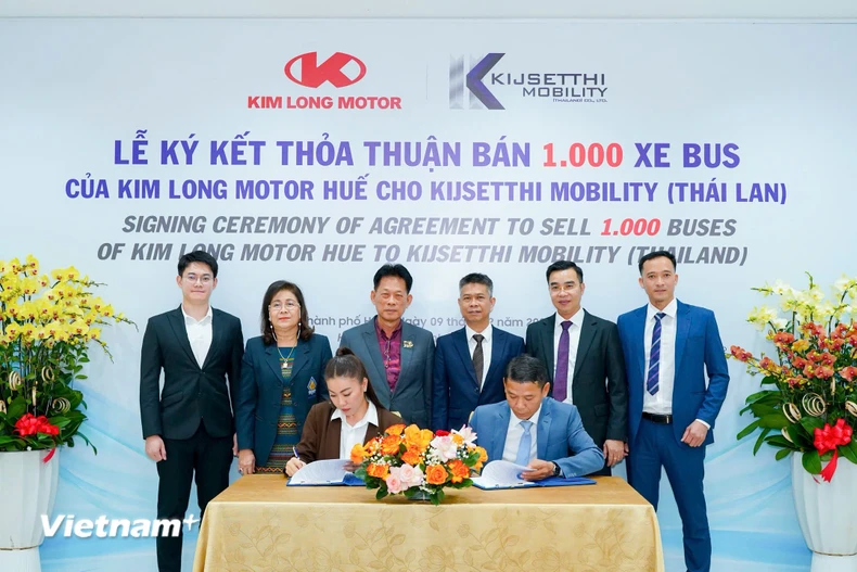 Ký kết cung ứng 1000 xe bus các loại. (Ảnh: Nguyên Lý - Văn Dũng)