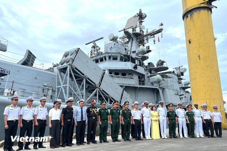 Đoàn Việt Nam và Đoàn Ấn Độ chụp hình lưu niệm bên tàu khu trục INS Delhi tại lễ đón Hạm đội miền Đông Hải quân Ấn Độ thăm hữu nghị Đà Nẵng. (Ảnh: Thanh Phong/Vietnam+)