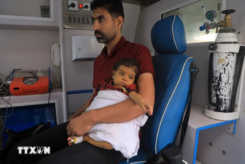 Bệnh nhi bị ung thư tại Dải Gaza chờ được sơ tán ra nước ngoài để điều trị, hồi tháng Sáu năm ngoái. (Ảnh: THX/TTXVN)