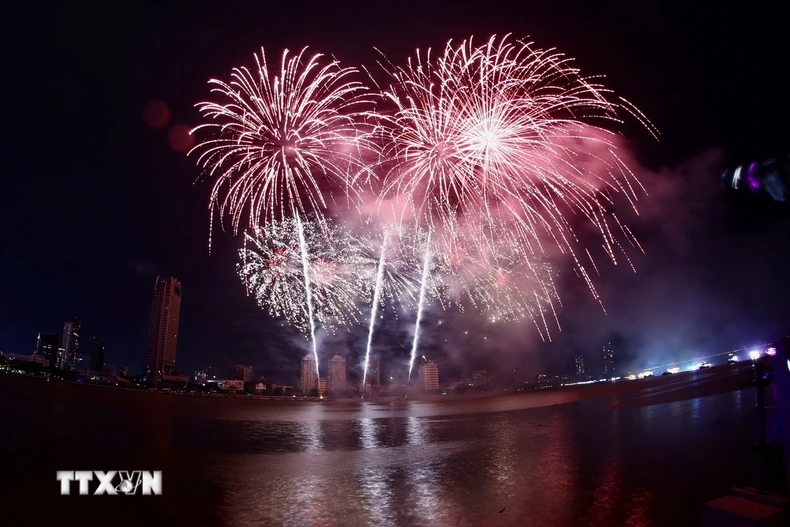 Một màn trình diễn pháo hoa bên bờ sông Hàn (Đà Nẵng) trong khuôn khổ DIFF 2025, tối 28/6 vừa qua. (Ảnh: Trần Lê Lâm/TTXVN)