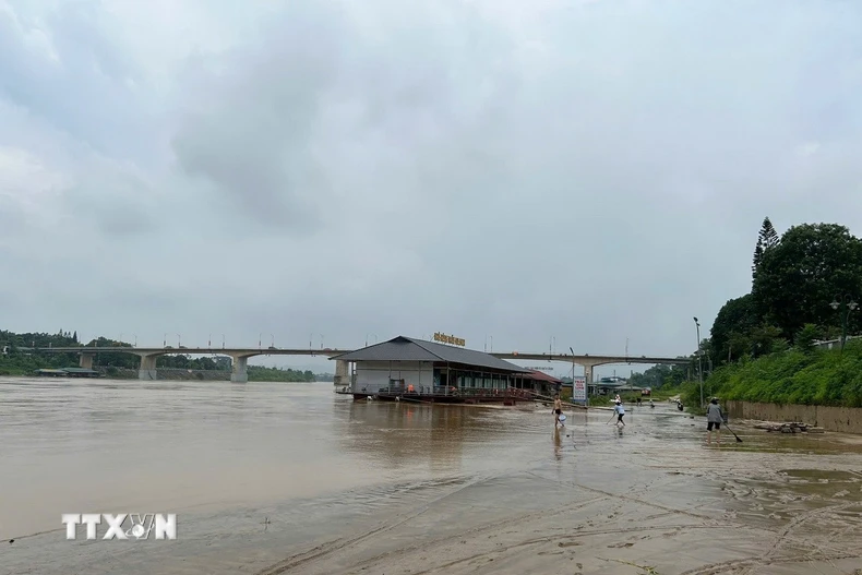 Mực nước sông Lô đoạn qua thành phố Tuyên Quang lên cao, ngày 29/6/2025. (Ảnh: Hoàng Hải/TTXVN)