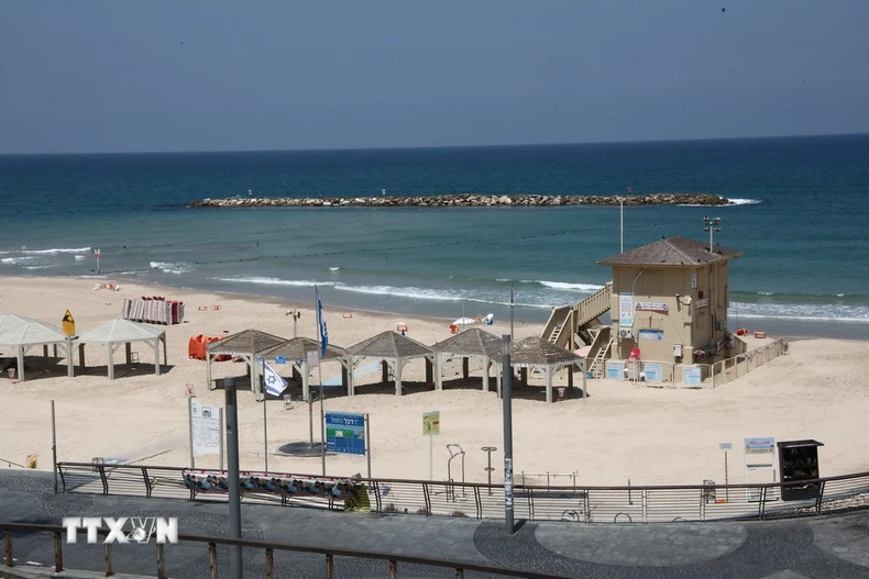 Cảnh vắng vẻ tại một bãi biển ở Tel Aviv, Israel khi chính phủ nước này ban bố tình trạng khẩn cấp, ngày 13/6/2025. (Ảnh: THX/TTXVN)