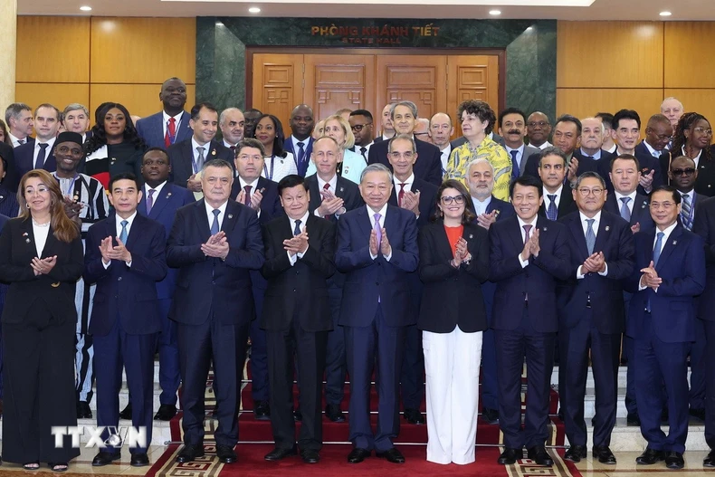Tổng Bí thư Tô Lâm chụp ảnh chung với Trưởng đoàn các nước tham dự Lễ mở ký Công ước Hà Nội. (Ảnh: Thống Nhất/TTXVN)