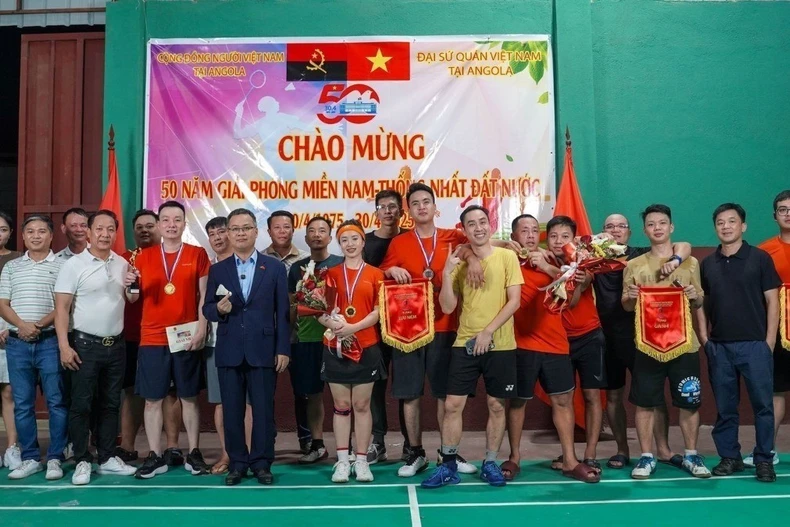 Trao giải cầu lông nhân dịp chào mừng 50 năm Ngày Giải phóng miền Nam, thống nhất đất nước tại Thủ đô Luanda. (Ảnh: Đại sứ quán Việt Nam tại Angola/TTXVN phát)