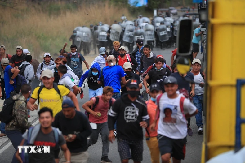 Người di cư tại khu vực Vado Hondo, Chiquimula (Guatemala) trong hành trình tới Mỹ. (Ảnh: THX/TTXVN)