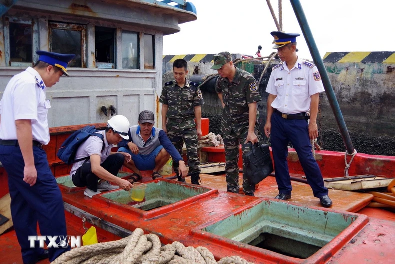 Lực lượng chức năng kiểm tra, xử lý một tàu chở dầu không rõ nguồn gốc ở Bà Rịa-Vũng Tàu hồi cuối năm ngoái. (Ảnh minh họa: TTXVN phát)