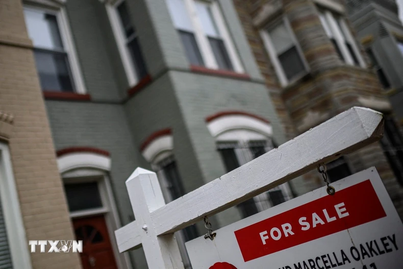 Một ngôi nhà treo biển rao bán tại Washington, D.C. (Mỹ). (Ảnh: AFP/TTXVN)