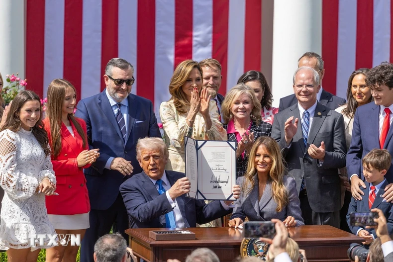 Tổng thống Mỹ Donald Trump ký ban hành Đạo luật "Gỡ bỏ," tại Nhà Trắng, Washington, D.C. ngày 19/5/2025, với sự có mặt của Đệ nhất Phu nhân Melania Trump - người đã tích cực vận động Quốc hội thông qua đạo luật này. (Ảnh: THX/TTXVN)