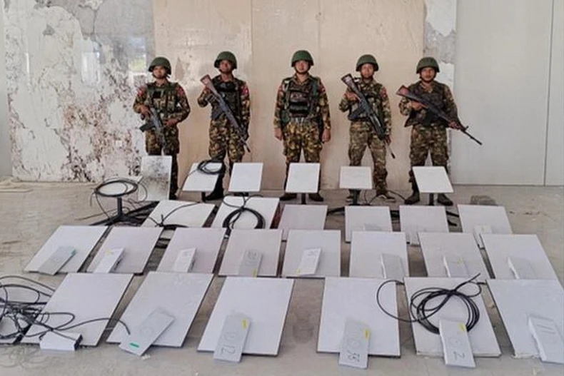 Binh sỹ chiếm giữ một trung tâm lừa đảo trực tuyến ở thị trấn Myawaddy, bang Karen (Myanmar), ngày 19/10/2025. (Nguồn: Politico)