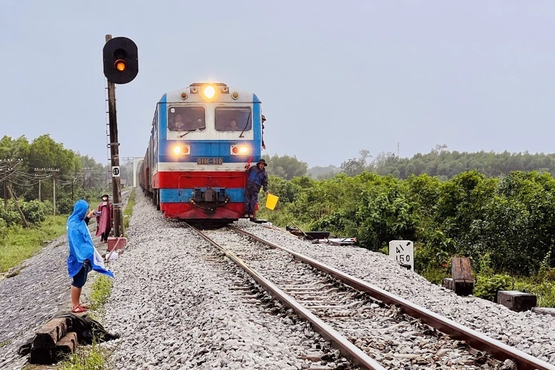 Tàu Bắc-Nam chạy qua tỉnh Quảng Trị hồi tháng 10 năm ngoái. (Ảnh: Nguyên Linh/TTXVN)