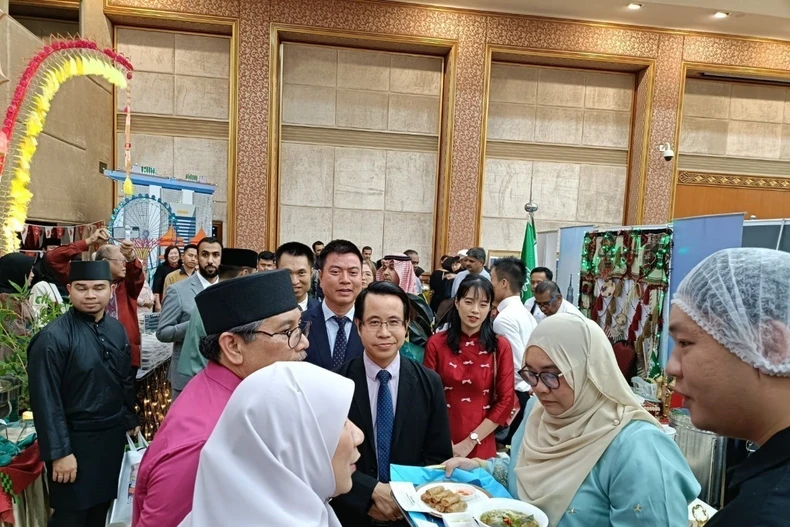 Đại sứ Trần Anh Vũ giới thiệu về món phở và nem với Bộ trưởng Dato Erywan. (Ảnh: TTXVN phát)