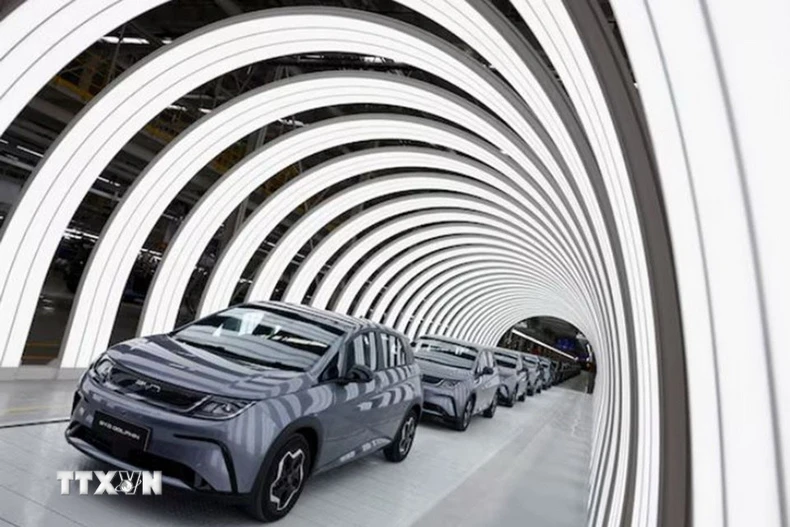 Xe ôtô điện bên trong nhà máy của hãng BYD ở Rayong (Thái Lan). (Ảnh: Reuters/TTXVN)