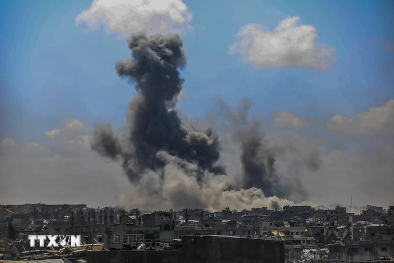 Khói bốc lên sau cuộc không kích của Israel xuống thành phố Gaza, ngày 25/4/2025. (Ảnh: THX/TTXVN)