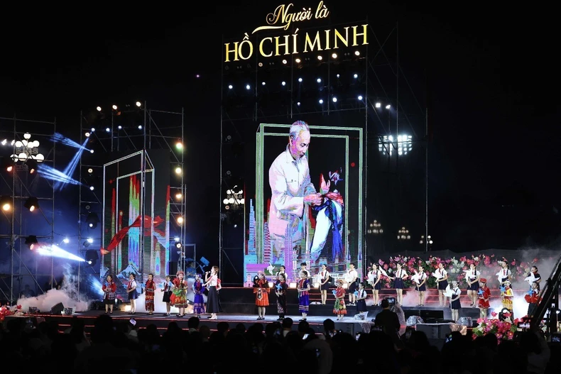 Chương trình nghệ thuật đặc biệt "Người là Hồ Chí Minh" do Ban Tuyên giáo và Dân vận Trung ương chủ trì tổ chức tại Quảng trường Ba Đình (Hà Nội), tối 18/5/2025. (Ảnh: Thống Nhất/TTXVN)