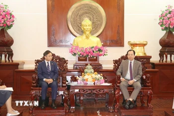 Ông Vương Quốc Nam (trái), Phó Chủ tịch Ủy ban Nhân dân thành phố Cần Thơ tiếp ông Okabe Mitsutoshi, Trưởng Văn phòng đại diện Tổ chức Xúc tiến Thương mại Nhật Bản (JETRO) tại Thành phố Hồ Chí Minh. (Ảnh: Ngọc Thiện/TTXVN)