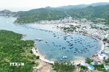 Vẻ đẹp nên thơ của vịnh Vĩnh Hy (xã Vĩnh Hải, tỉnh Khánh Hòa). (Ảnh: Nguyễn Thành/TTXVN)