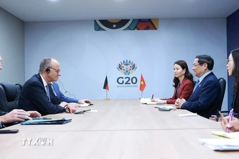 Thủ tướng Phạm Minh Chính gặp Thủ tướng Đức Friedrich Merz. (Ảnh: Dương Giang/TTXVN)