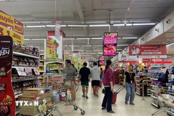 Người dân Đà Nẵng mua sắm tại siêu thị. (Ảnh: Khoa Chương/TTXVN)