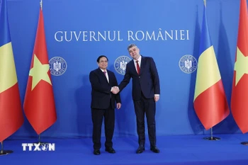 Thủ tướng Phạm Minh Chính và Thủ tướng Romania Ion-Marcel Ciolacu. (Ảnh: Dương Giang/TTXVN)