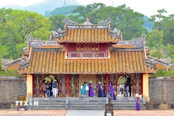 Du khách tham quan địa điểm du lịch tại thành phố Huế. (Ảnh: Hải Âu/TTXVN)