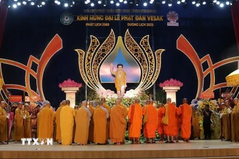 Quý chư tôn đức, tăng ni cử hành nghi lễ cúng dường Phật đản. (Ảnh: Lê Huy Hải/TTXVN)