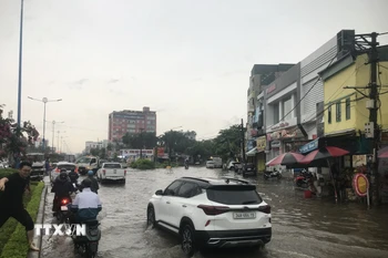 Ngập sâu tại ngã ba Nguyễn Lương Bằng và Nguyễn Thị Duệ, thành phố Hải Dương. (Ảnh: Tiến Vĩnh/TTXVN)