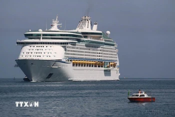 Tàu khách du lịch cỡ lớn vào cập cảng trong ngày khánh thành Bến số 1, cảng Chân Mây (Thừa Thiên-Huế). (Ảnh: Quốc Việt/TTXVN)