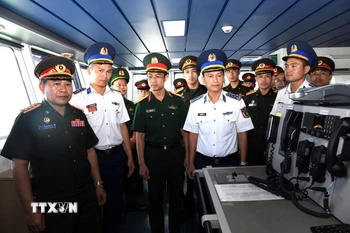 Đoàn sỹ quan trẻ Quân đội nhân dân Lào tham quan tại tàu CSB 8002, Bộ tư lệnh Vùng Cảnh sát biển 2. (Ảnh: Trịnh Bang Nhiệm/TTXVN)