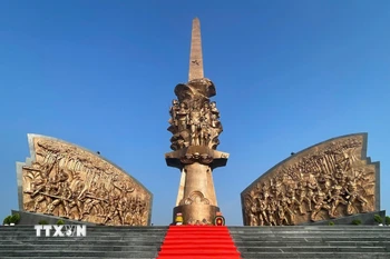 Tượng đài Trung tâm Khu tưởng niệm Chiến khu D ở Bình Dương được ốp phù điêu bằng đồng. (Ảnh: Dương Chí Tưởng/TTXVN)