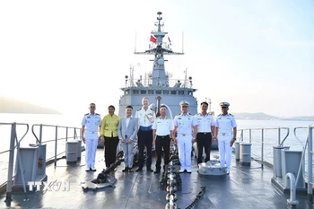 Các đại biểu trên Tàu FFG-421. (Ảnh: TTXVN phát)