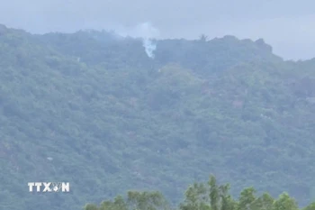 Khu vực vùng núi, nơi xảy ra vụ rơi máy bay quân sự. (Ảnh: TTXVN phát)