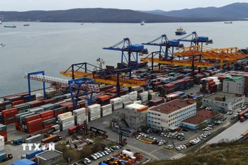 Cảng hàng hóa Vladivostok ở vùng Viễn Đông của Nga. (Ảnh: AFP/TTXVN)
