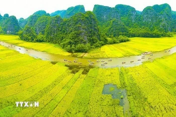 Tam Cốc-Bích Động nằm trong Quần thể Danh thắng Tràng An đã được UNESCO công nhận là Di sản Văn hóa, Thiên nhiên Thế giới. (Ảnh: Minh Đức/TTXVN)