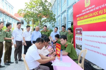 Các đại biểu tham quan điểm hướng dẫn người dân kích hoạt, đăng nhập, sử dụng VNeID và tham gia phong trào “Bình dân học vụ số”. (Nguồn: Công an tỉnh Ninh Bình)