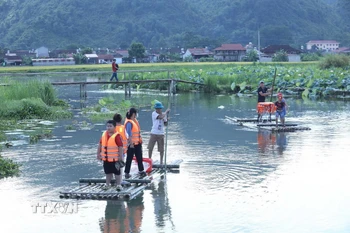 Du khách trải nghiệm chèo bè tre ở Làng Văn hóa, du lịch cộng đồng Quỳnh Sơn, xã Bắc Quỳnh, huyện Bắc Sơn, tỉnh Lạng Sơn . (Ảnh: Anh Tuấn/TTXVN)