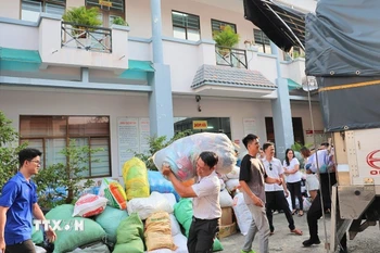 Người dân An Giang vận chuyển nhu yếu phẩm ủng hộ đồng bào miền Trung và Tây Nguyên đến điểm tiếp nhận thuộc Sở Y tế tỉnh An Giang. (Ảnh: Công Mạo/TTXVN)