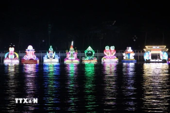 Hoa đăng trưng bày trong Ngày hội Du lịch - Đêm hoa đăng Ninh Kiều năm 2024. (Ảnh: Trung Kiên/TTXVN)