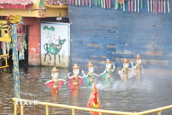 Tiết mục trong chương trình biểu diễn múa rối nước phục vụ du khách của phường múa rối nước Hồng Phong (Hải Phòng). (Ảnh: Mạnh Minh/TTXVN)