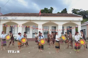 Đội múa tại nhà văn hóa cộng đồng thôn Hưng Đăng (xã Bù Đăng) tập biểu diễn múa của dân tộc S’tiêng. (Ảnh: K GỬIH/TTXVN)