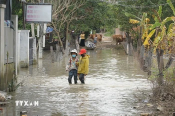 Buôn Nu, xã Uar (tỉnh Gia Lai) vẫn ngập sâu trong nước sau bão số 13. (Ảnh: Hoài Nam/TTXVN)